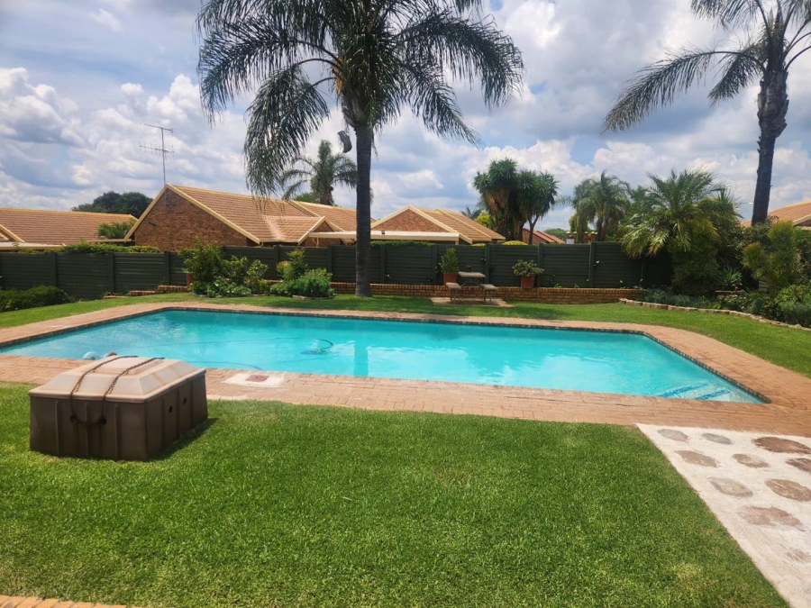 2 Bedroom Property for Sale in Rooihuiskraal Gauteng