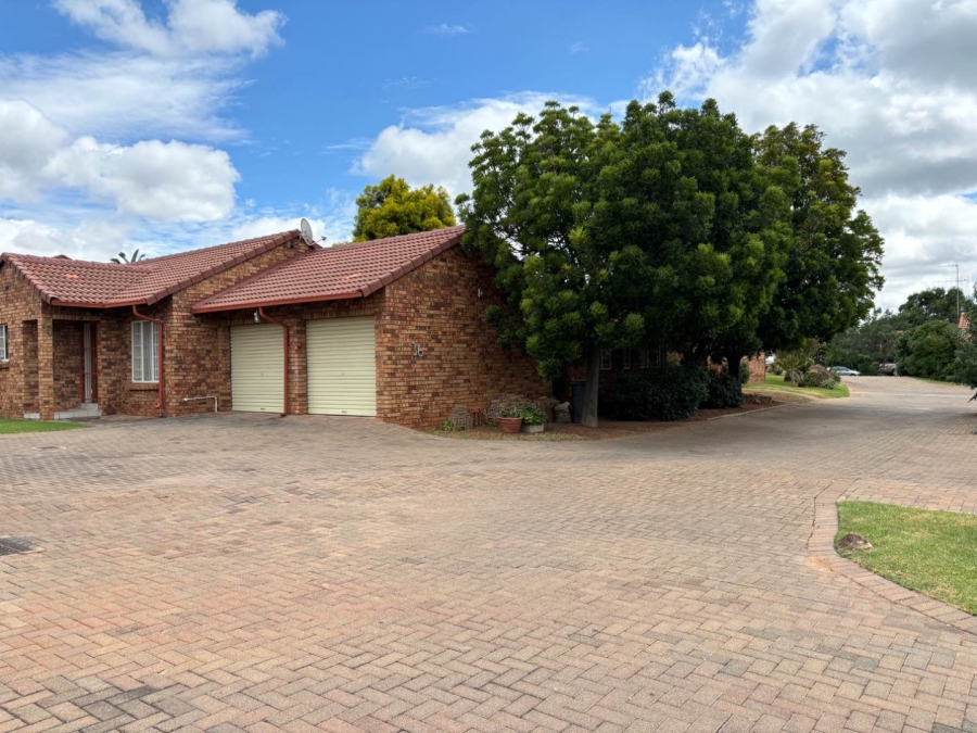 2 Bedroom Property for Sale in Faerie Glen Gauteng