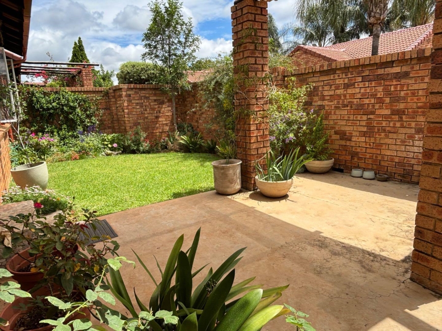 2 Bedroom Property for Sale in Faerie Glen Gauteng