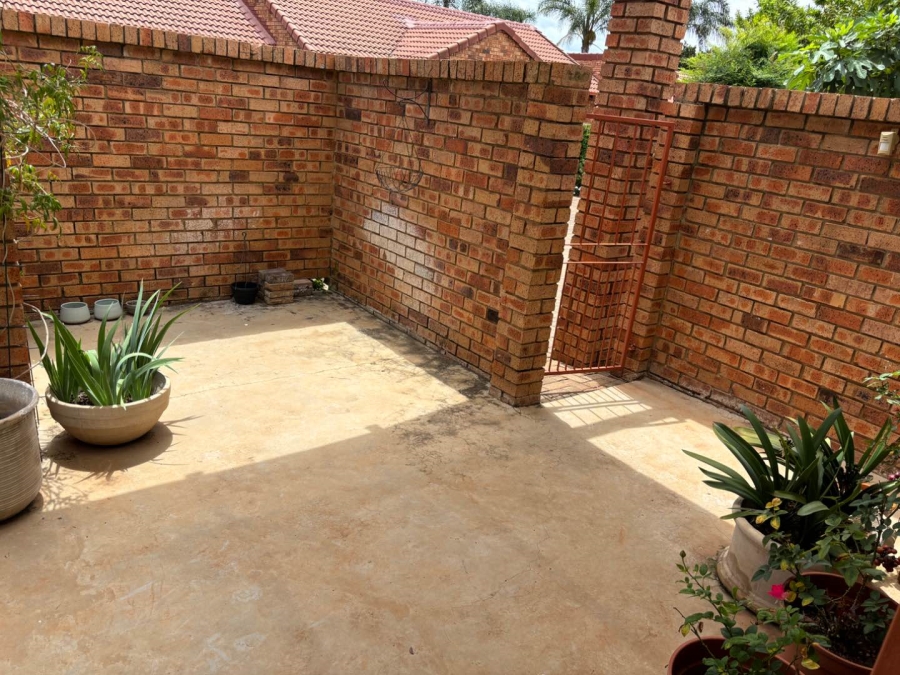 2 Bedroom Property for Sale in Faerie Glen Gauteng