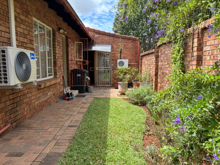 2 Bedroom Property for Sale in Faerie Glen Gauteng