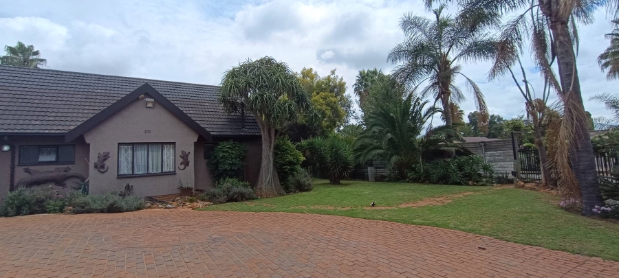 6 Bedroom Property for Sale in Van Riebeeck Park Gauteng