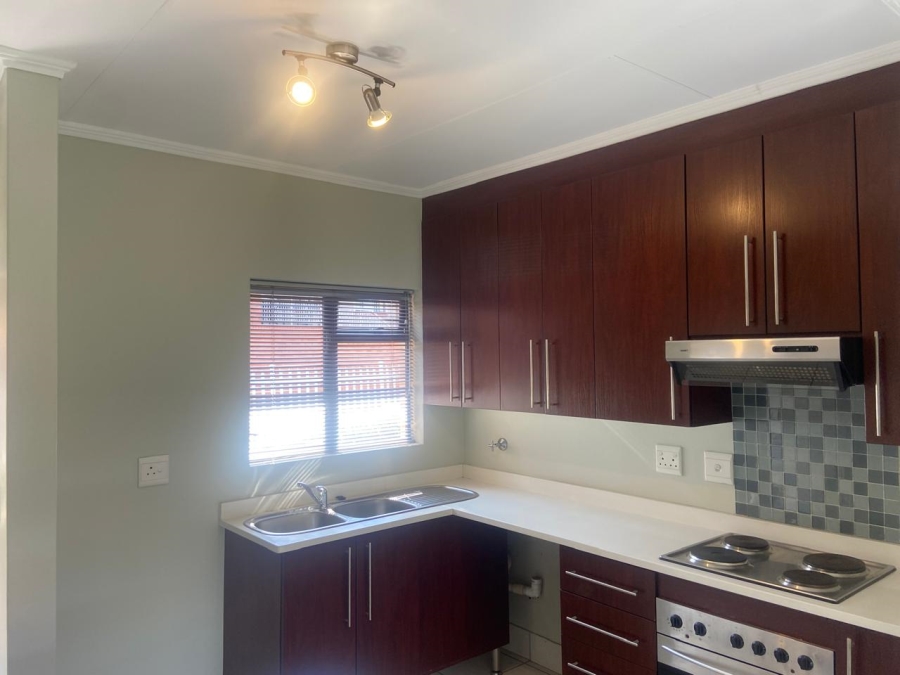 To Let 2 Bedroom Property for Rent in Glenvista Gauteng