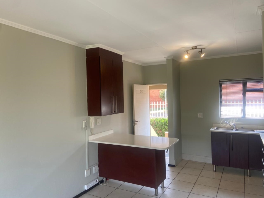 To Let 2 Bedroom Property for Rent in Glenvista Gauteng