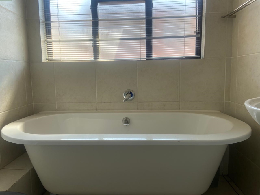 To Let 2 Bedroom Property for Rent in Glenvista Gauteng