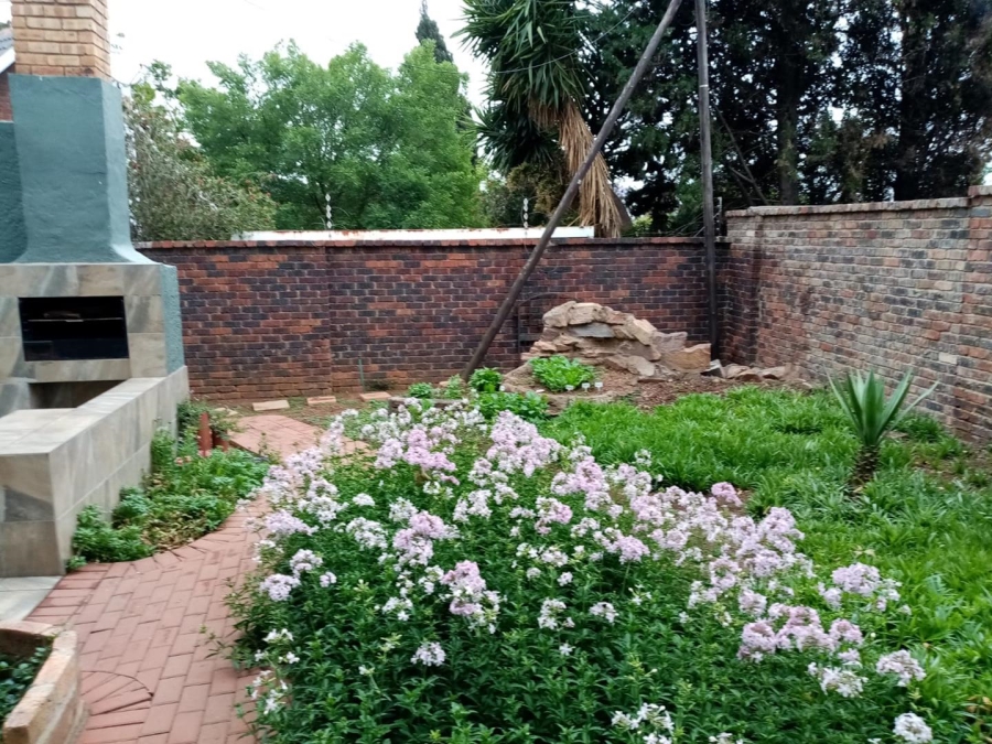 To Let 2 Bedroom Property for Rent in Fontainebleau Gauteng