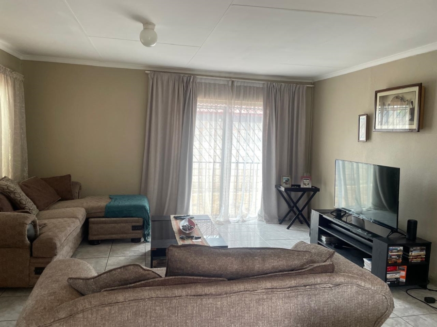 2 Bedroom Property for Sale in Protea Glen Gauteng