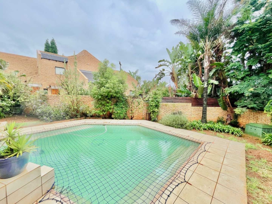 To Let 4 Bedroom Property for Rent in Woodhill Estate Gauteng