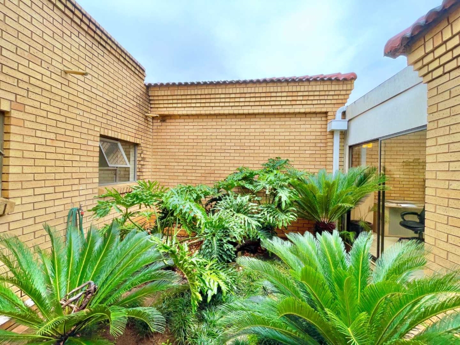 To Let 4 Bedroom Property for Rent in Woodhill Estate Gauteng