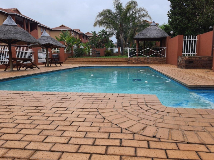 To Let 2 Bedroom Property for Rent in Weltevreden Park Gauteng