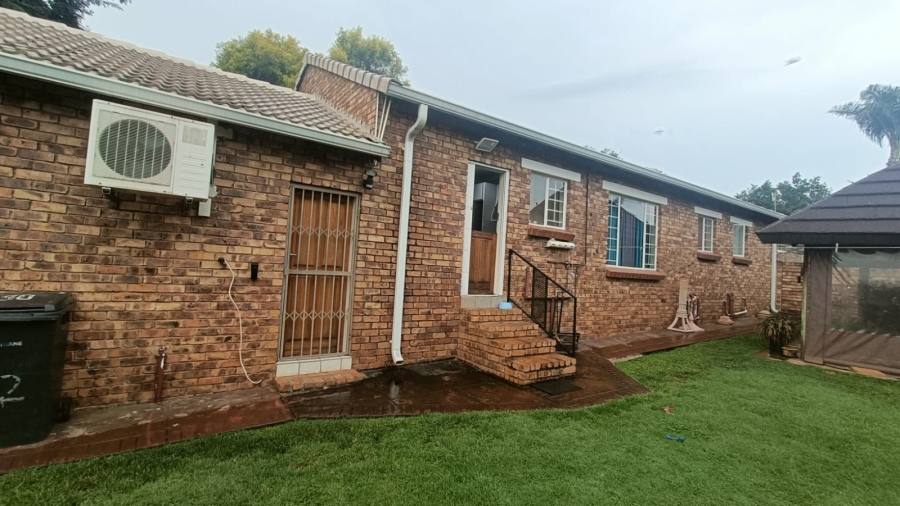 3 Bedroom Property for Sale in Die Hoewes Gauteng