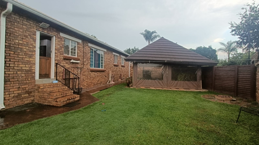 3 Bedroom Property for Sale in Die Hoewes Gauteng