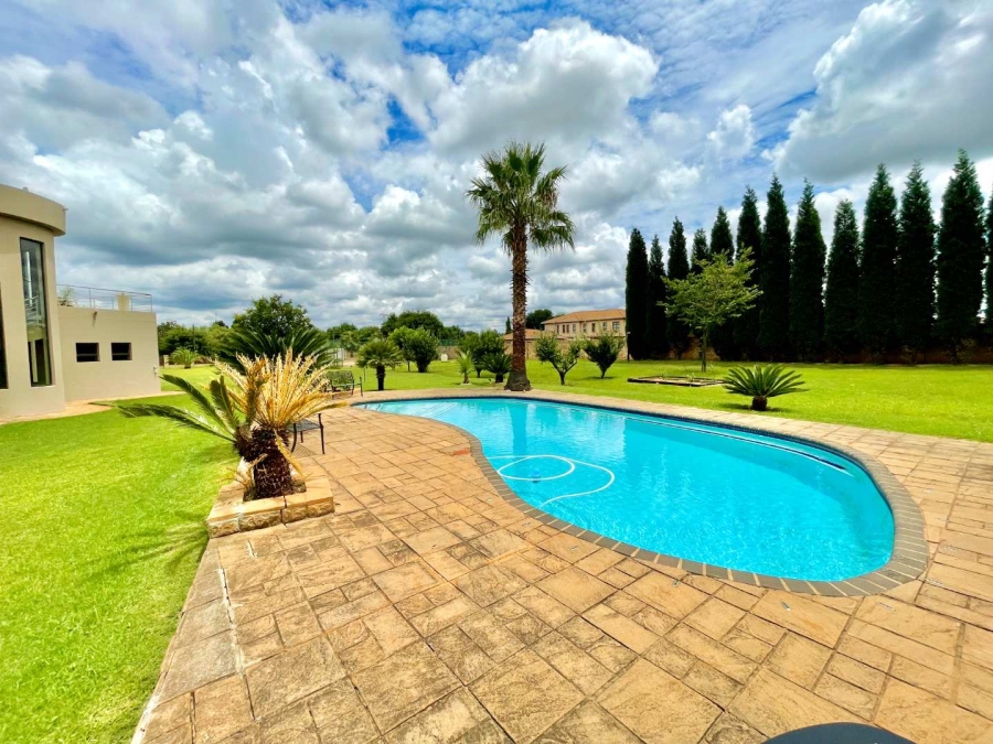 5 Bedroom Property for Sale in Rietvlei View Gauteng