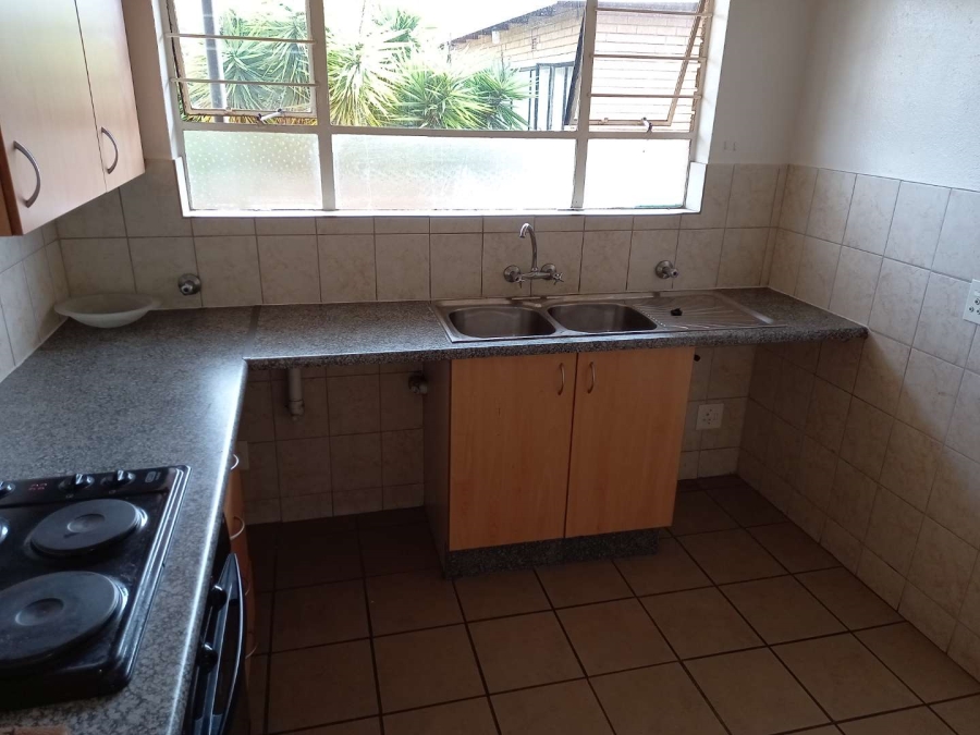 To Let 1 Bedroom Property for Rent in Kloofendal Gauteng