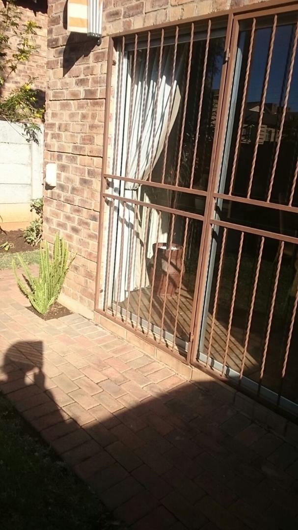 To Let 2 Bedroom Property for Rent in Sonneglans Gauteng