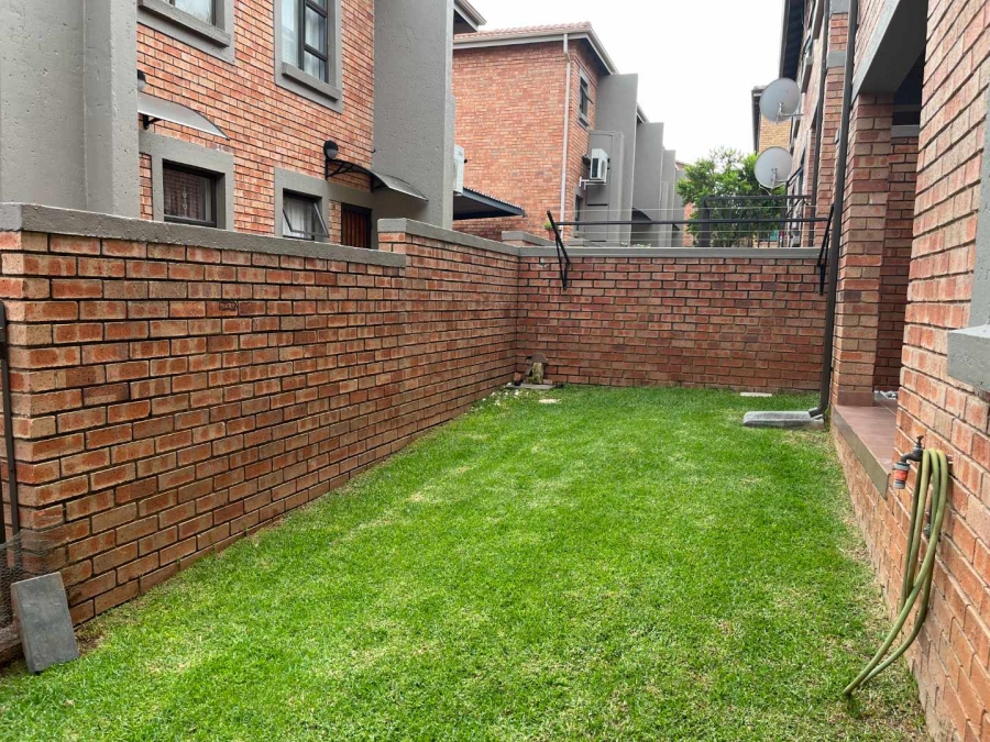 To Let 3 Bedroom Property for Rent in Helderkruin Gauteng