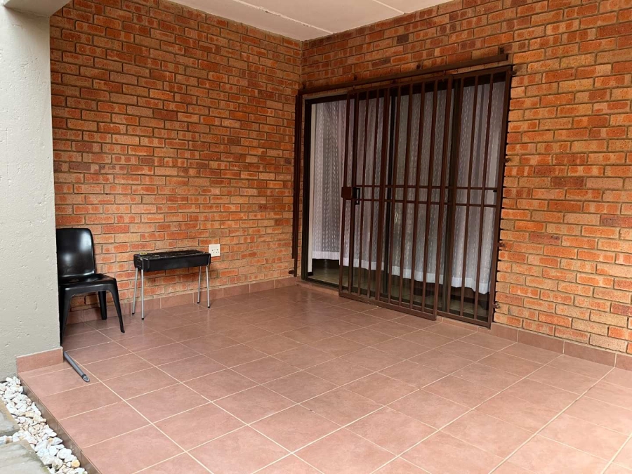 To Let 3 Bedroom Property for Rent in Helderkruin Gauteng