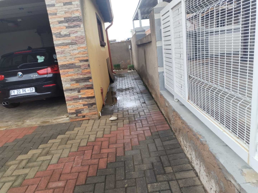 5 Bedroom Property for Sale in Nellmapius Gauteng