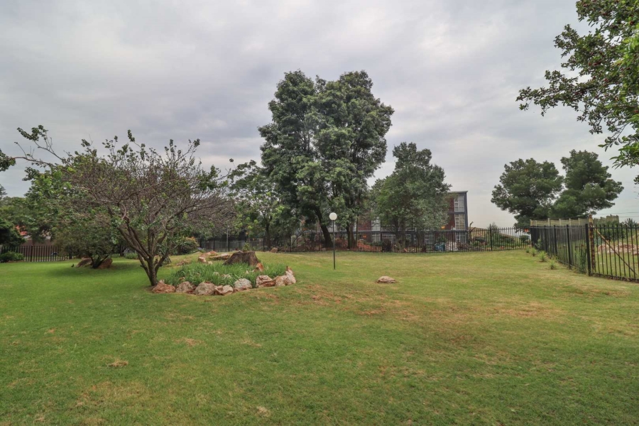 To Let 2 Bedroom Property for Rent in Honeyhills Gauteng