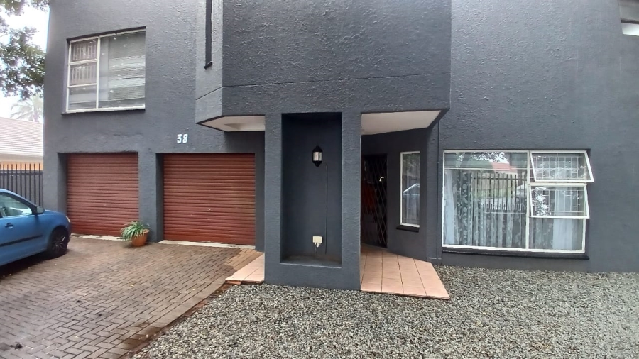 6 Bedroom Property for Sale in Birchleigh Gauteng