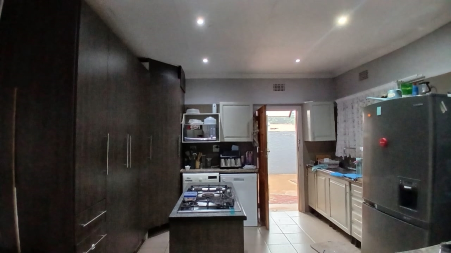 6 Bedroom Property for Sale in Birchleigh Gauteng