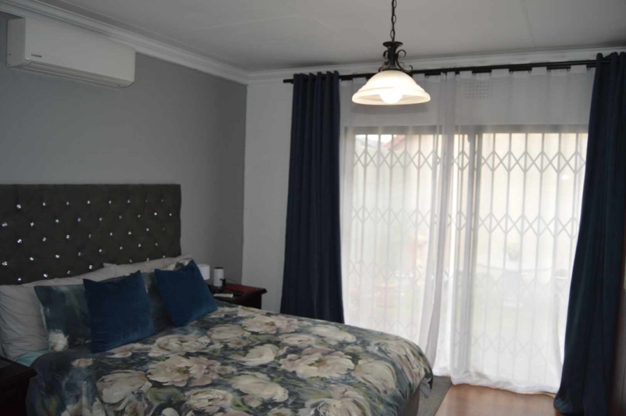 4 Bedroom Property for Sale in Verwoerdpark Gauteng