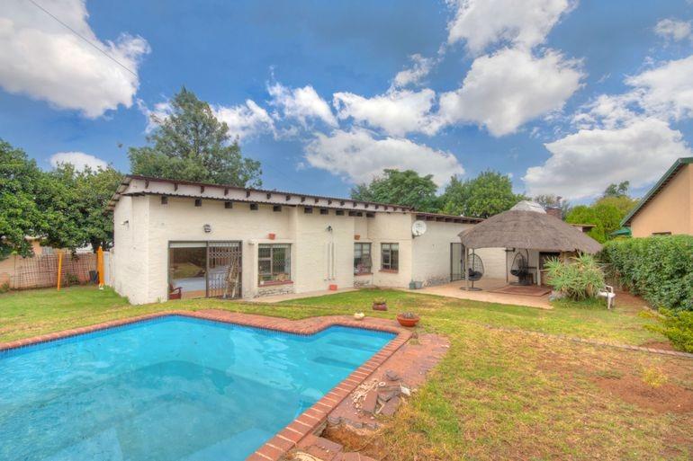 3 Bedroom Property for Sale in Brackendowns Gauteng