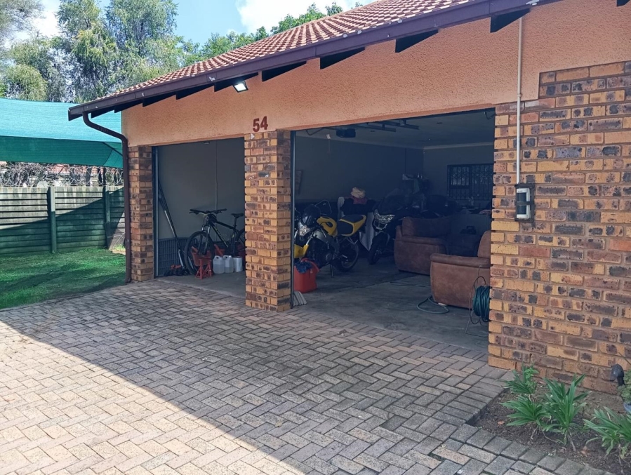 To Let 4 Bedroom Property for Rent in Brackenhurst Gauteng