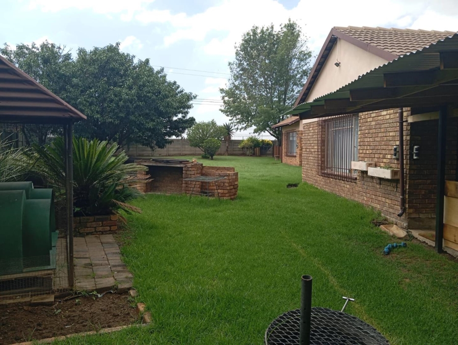 To Let 4 Bedroom Property for Rent in Brackenhurst Gauteng