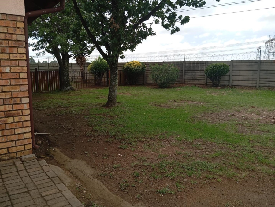 To Let 1 Bedroom Property for Rent in Brackenhurst Gauteng