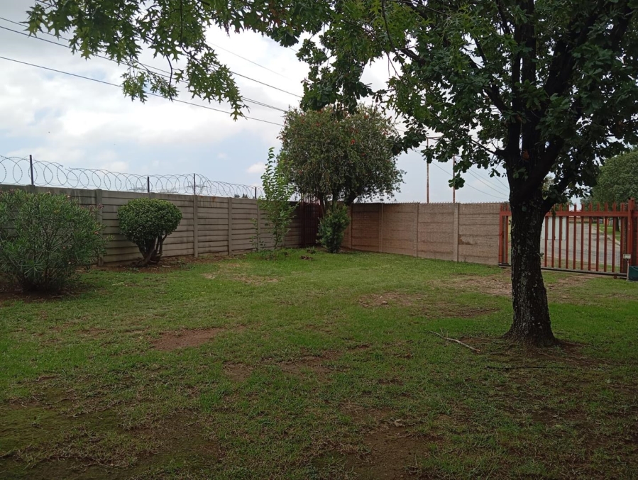 To Let 1 Bedroom Property for Rent in Brackenhurst Gauteng