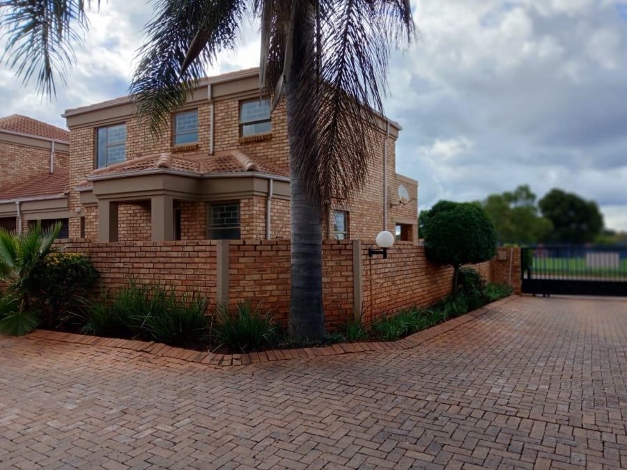 To Let 3 Bedroom Property for Rent in Ruimsig Gauteng