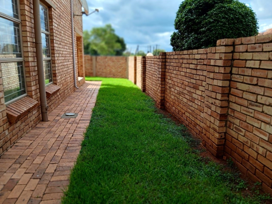 To Let 3 Bedroom Property for Rent in Ruimsig Gauteng