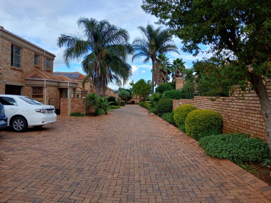 To Let 3 Bedroom Property for Rent in Ruimsig Gauteng