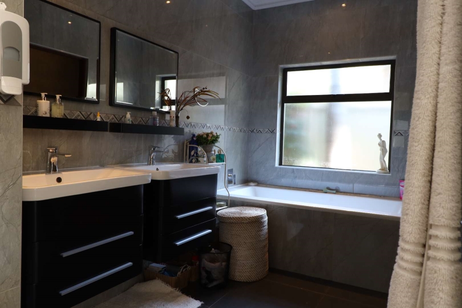 5 Bedroom Property for Sale in Zwartkop Golf Estate Gauteng