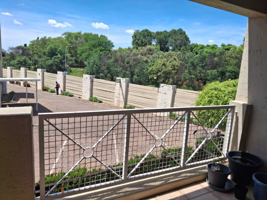 To Let 2 Bedroom Property for Rent in Sandhurst Gauteng