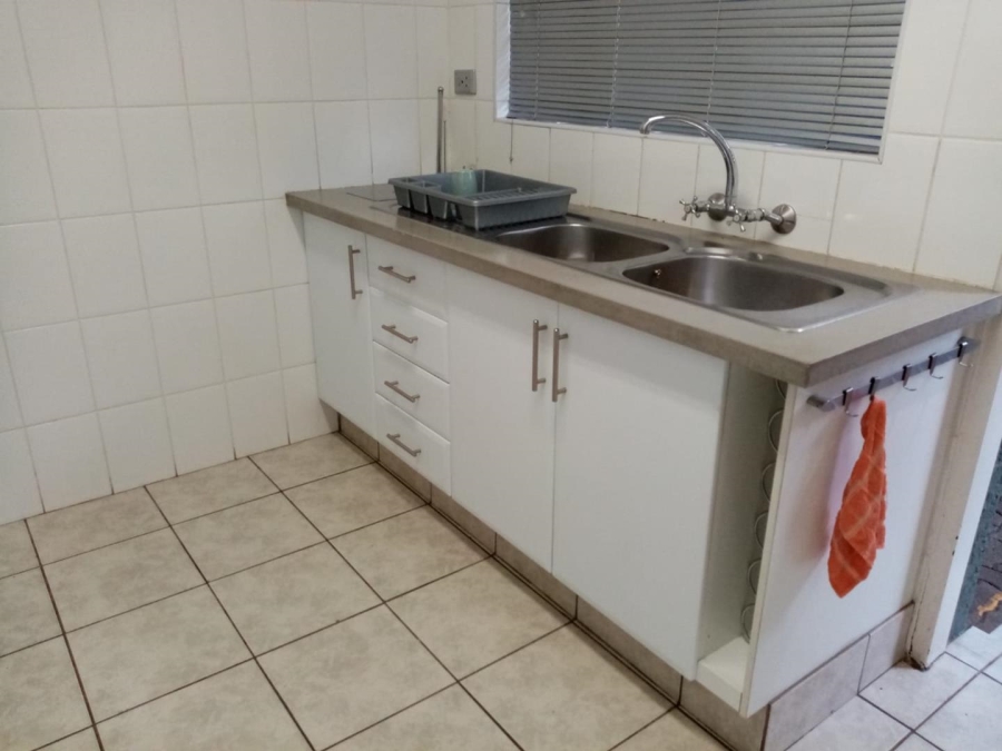 To Let 2 Bedroom Property for Rent in Fontainebleau Gauteng