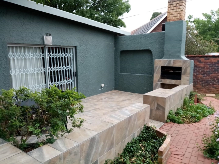 To Let 2 Bedroom Property for Rent in Fontainebleau Gauteng