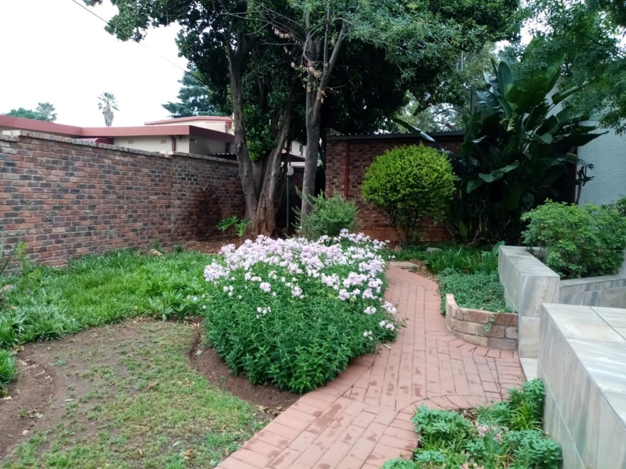 To Let 2 Bedroom Property for Rent in Fontainebleau Gauteng