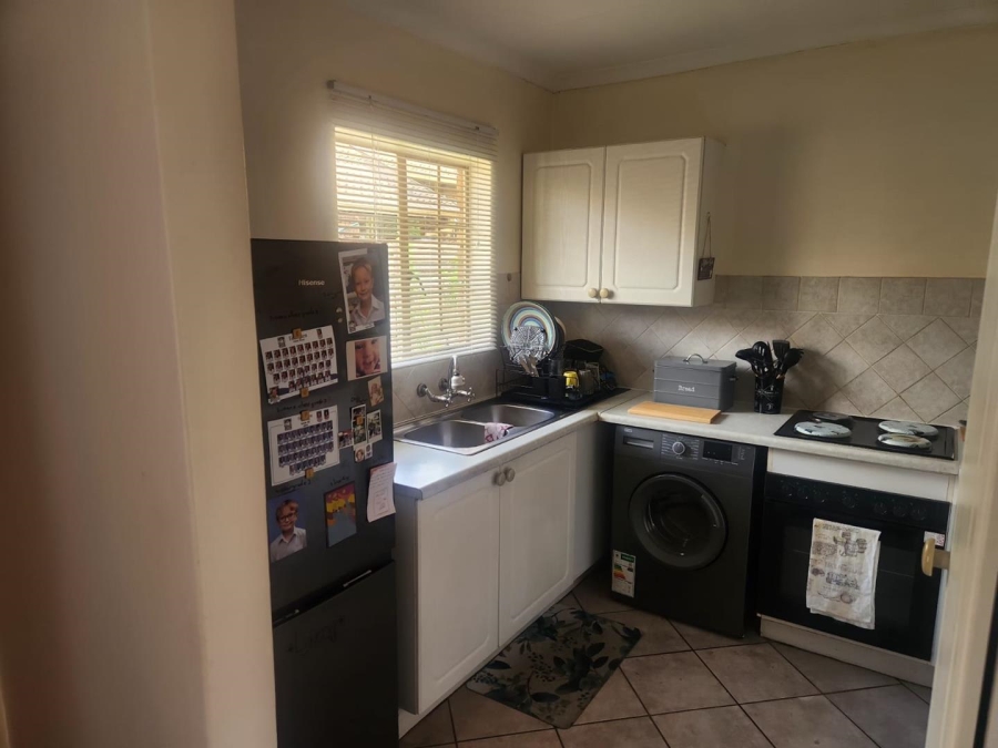 2 Bedroom Property for Sale in Rooihuiskraal Gauteng