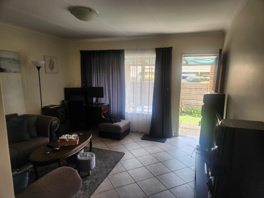 2 Bedroom Property for Sale in Rooihuiskraal Gauteng