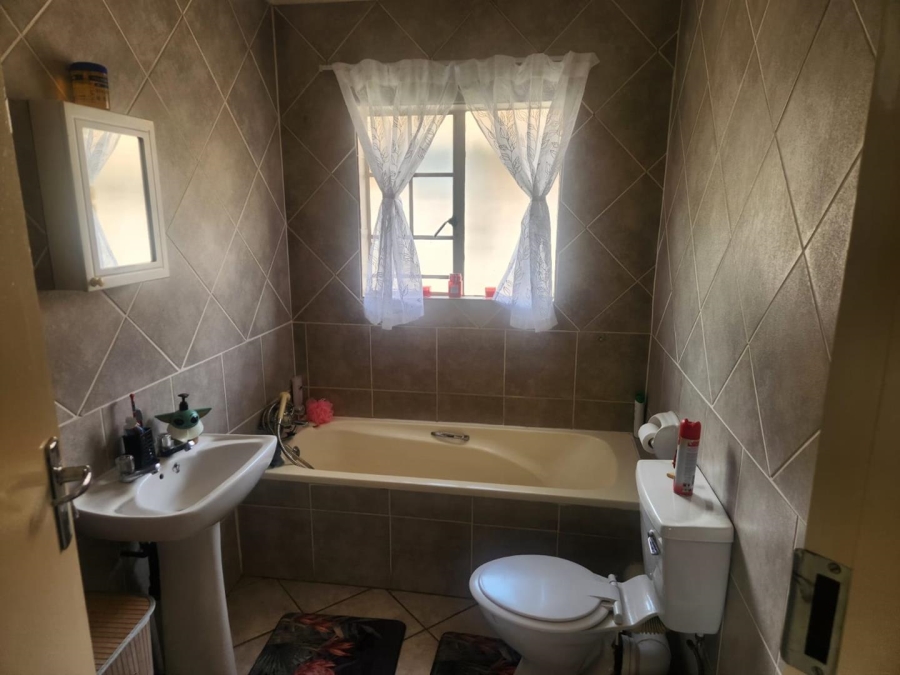 2 Bedroom Property for Sale in Rooihuiskraal Gauteng