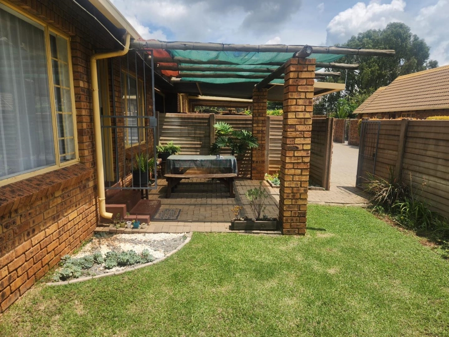 2 Bedroom Property for Sale in Rooihuiskraal Gauteng