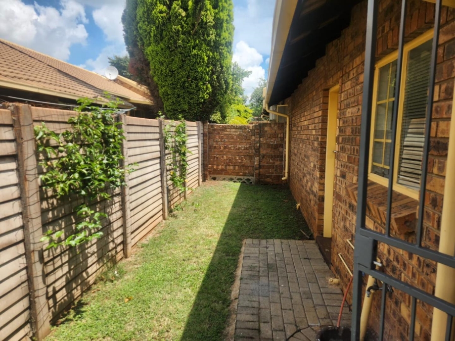 2 Bedroom Property for Sale in Rooihuiskraal Gauteng