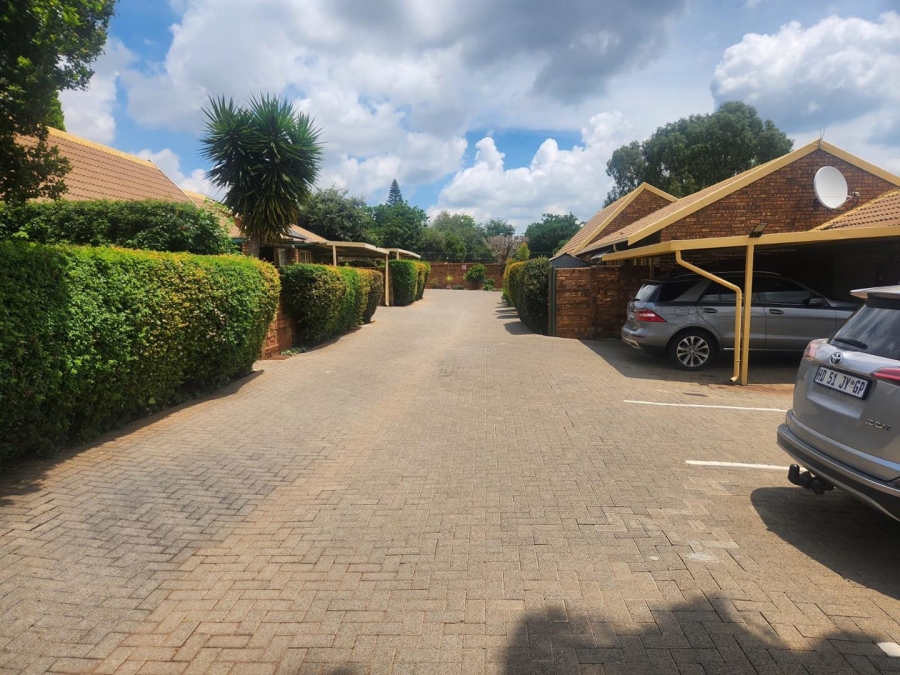 2 Bedroom Property for Sale in Rooihuiskraal Gauteng