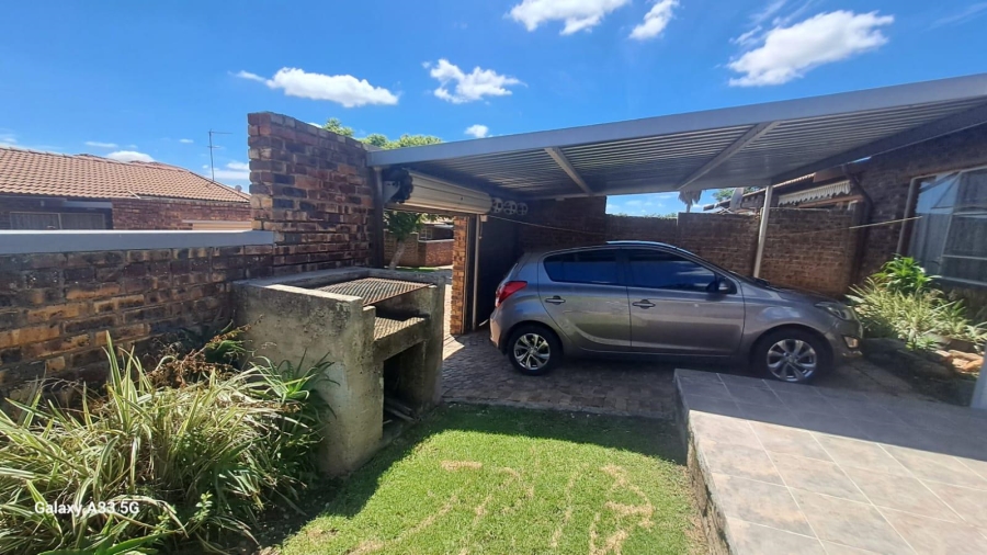 To Let 3 Bedroom Property for Rent in Buccleuch Gauteng