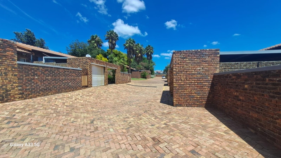 To Let 3 Bedroom Property for Rent in Buccleuch Gauteng