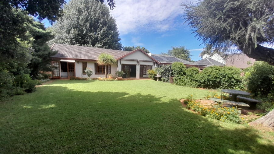 6 Bedroom Property for Sale in Glen Marais Gauteng