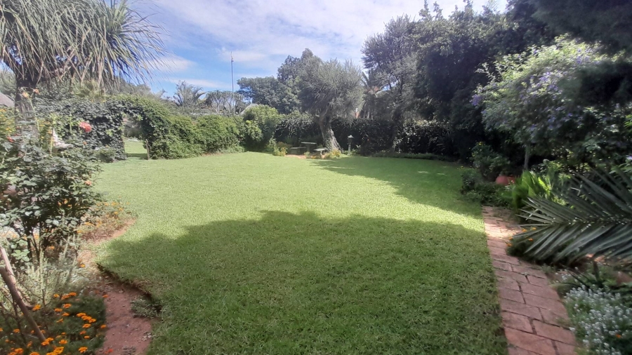 6 Bedroom Property for Sale in Glen Marais Gauteng