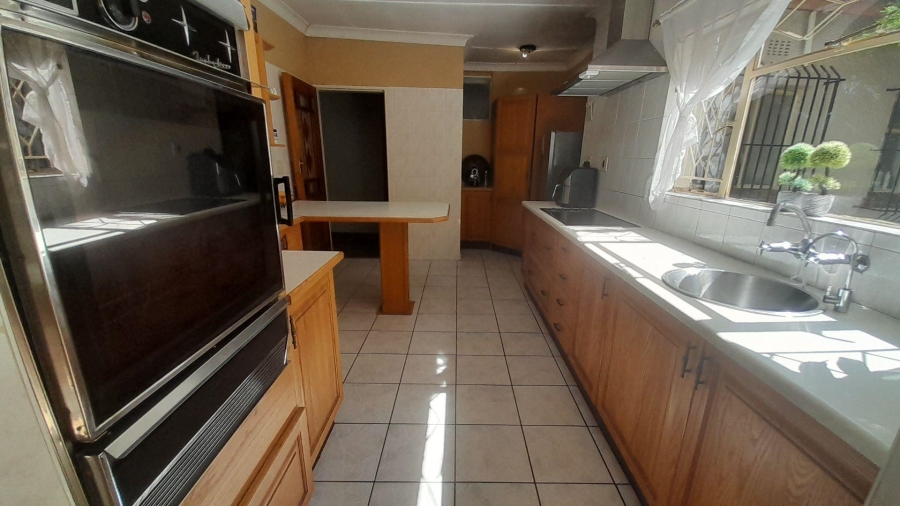 6 Bedroom Property for Sale in Glen Marais Gauteng